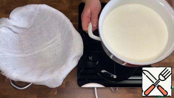Mix sour cream and milk. Heat over low heat, without bringing to a boil. Yellow streaks should appear on the surface. Cool down.