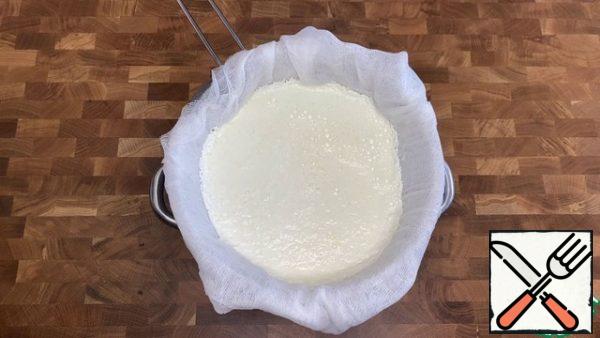 Strain through cheesecloth folded in four layers. Allow the serum to drain. To speed up the process, you can put it under pressure. It is better to prepare the cheese in advance.