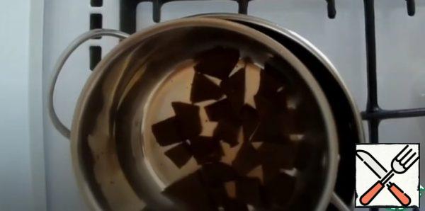 Wash and dry the strawberries. Melt a chocolate bar in a water bath.