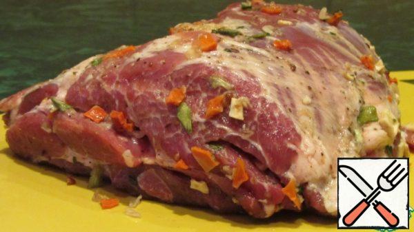 Wash the meat, dry it, rub it with salt and spices, put a mixture of dried vegetables on top (optional), put it in a container with a lid and put it in the refrigerator overnight.
