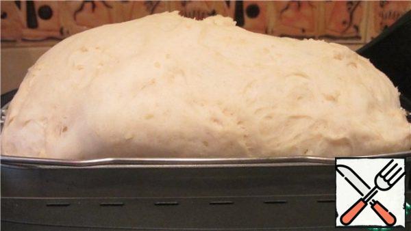 Prepare the sourdough, mix all the ingredients, knead the dough and put it on the proofing for 1 hour.

I kneaded in HP, the mode - yeast dough.