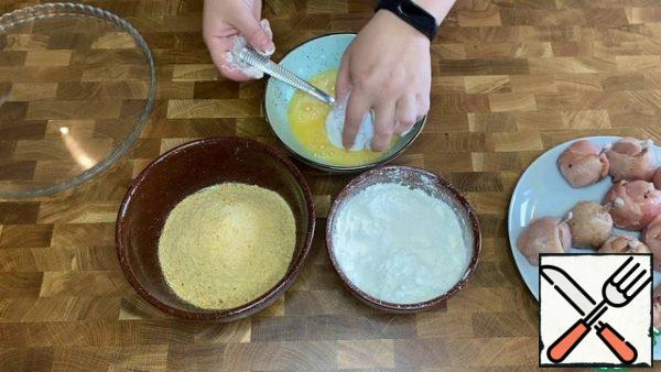 Mix flour and starch. Beat the eggs with a fork. Roll the cutlets, first in flour and starch, then in egg, and then in breadcrumbs. In this form, the cutlets can be frozen.