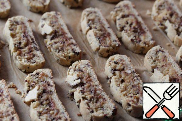 Remove the loaf, cut into slices, return to the oven and bake for 10-15 minutes until golden crisp.