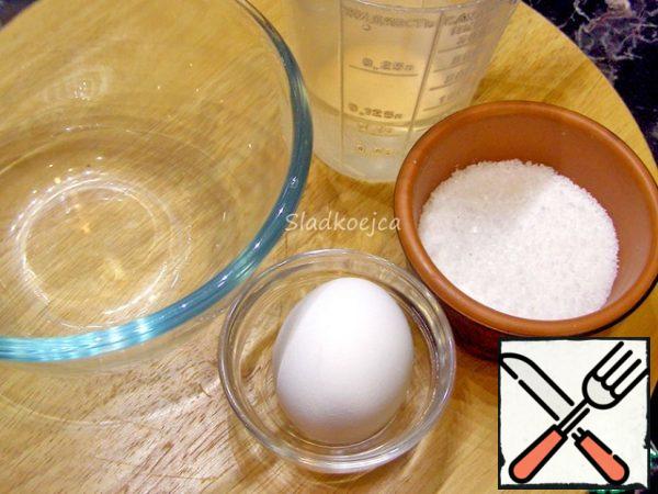WE WILL COOK THE POACHED EGG IN THE MICROWAVE AT A POWER OF 700 W
We will need everything you see in the photo: a small deep container that can be used in a microwave, half a glass of water, half a teaspoon of salt and an egg.