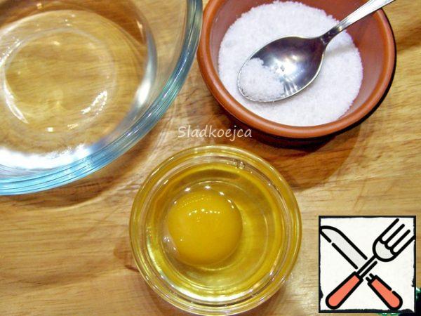 Carefully, so as not to damage the yolk, break the egg into a separate bowl. I advise you not to skip this step: this way you can, if necessary, remove unwanted inclusions that occur in a raw egg. Pour the water into the container, dissolve the salt and carefully pour the egg there.