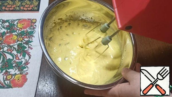 At this time, we will prepare the filling. Previously, the yolks of 2 eggs are separated from the whites. First, using a mixer, mix 2 egg yolks, 50 g of sugar and the zest of 1 medium lemon. Whisk until the mass is lighter.
