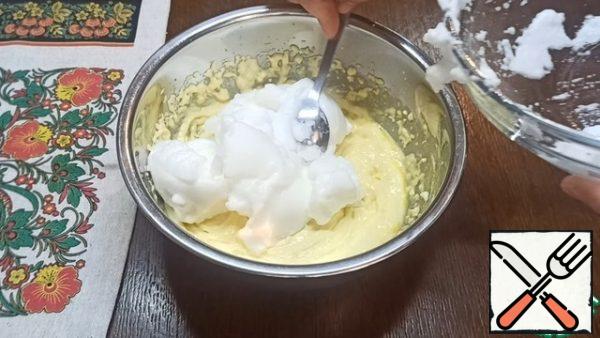 Add the whipped whites to the yolk-curd mass and mix gently, with light movements, so that it does not lose its splendor.
