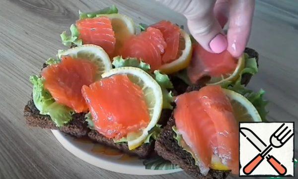 Next, you can prepare delicious sandwiches or canapes. You can use it when preparing any other snack or serve it sliced on a platter.