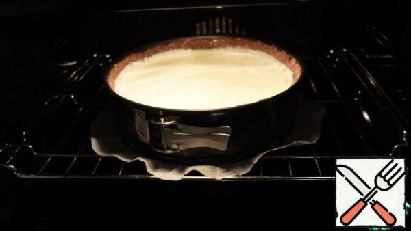We put all the filling in the form
Bake in a preheated oven to 130 ° for 1.5 hours, the temperature is not set higher, so that the cheesecake is not cracked. Cool it right in the oven, then put it in the refrigerator for 30 minutes