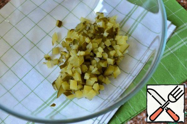 Cut the pickled cucumber into small cubes.