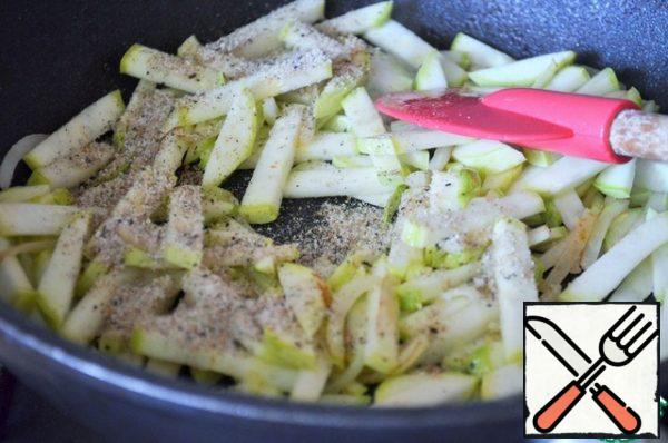 In vegetable oil, fry the onion, add the zucchini and breadcrumbs, stir-fry for 3-5 minutes, the heat is above average.
