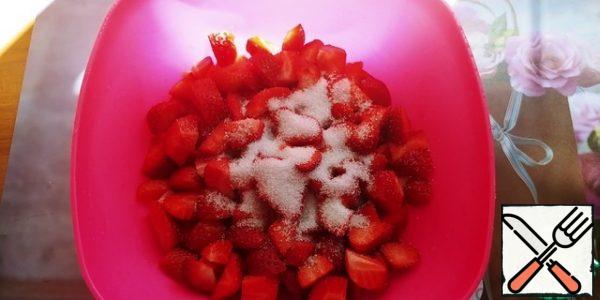 Wash the strawberries, dry them and chop them finely. Add 2 tablespoons of sugar and the zest of half a lemon. This work is better done later, in order to avoid the appearance of a large amount of juice. We put aside 2-3 spoons of berries separately.