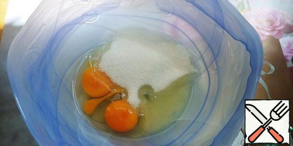 Beat 2 eggs with sugar (120g)a couple of minutes.