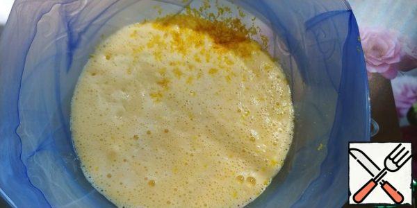 Add 50 ml of vegetable oil and milk, zest of half a lemon.