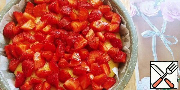 Spread the strawberries on top (do not add the syrup)