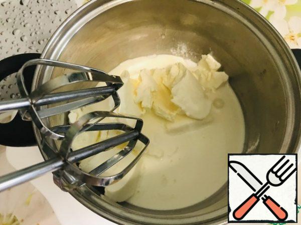 The cream is easy to make. Mix all the ingredients with a mixer - sugar, mascarpone and cream.