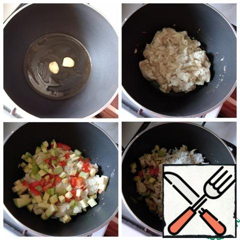 Take a saucepan, pour olive oil 1 h l, heat it and spread a clove of garlic, cut in half. After a minute, when the garlic gives its flavor to the oil, remove it and put the minced meat in the oil. Fry it a little, reduce the heat to a minimum and spread the finely chopped zucchini and pieces of bell pepper. Under the lid, cook the minced meat with vegetables until tender. Next, add the finished cooked rice.