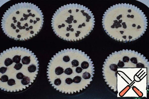 Fill the cupcake molds with the dough at 2/3 of the height, spread the berries or chocolate drops on the surface.
Bake in a preheated 180*C oven for approx.30 min.