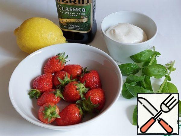 Prepare the ingredients.
Rinse the basil with water.