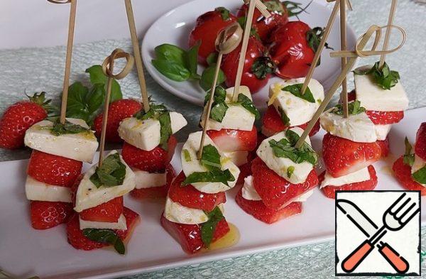Serve, strung on skewers. It turns out 10 skewers. Be sure to try it while it's strawberry season!