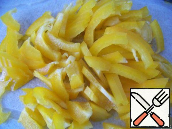 Frozen beans are thrown into boiling water, boil for 10 minutes, drain the water and cool. Then we cut it.
Cut the carrot into pieces of about the same size.