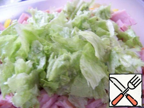 We take the most beautiful lettuce leaves for decoration (whatever you think, but on lettuce leaves, in my opinion, any salad looks the most advantageous), the rest we tear with our hands.