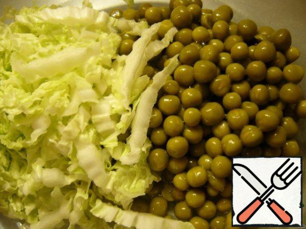 Chop the salad or Peking cabbage.
Drain the liquid from the peas.