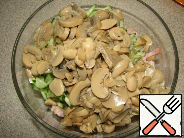 Drain the brine from the mushrooms and put them in a salad bowl.