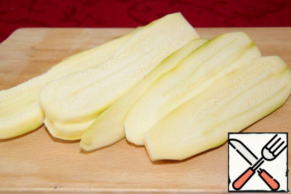 Peel the zucchini and cut it into long plates.
