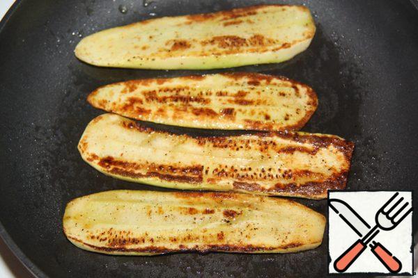 Spread the zucchini on a preheated frying pan with olive oil and fry until golden brown.