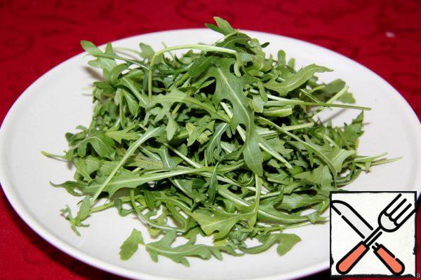 Put the arugula on a plate.