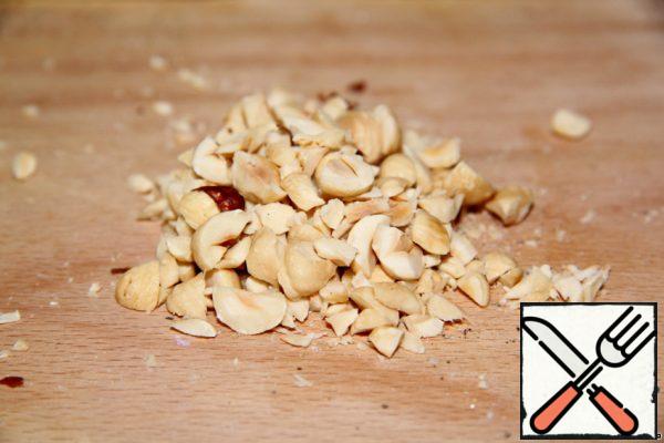 Finely chop the hazelnuts.