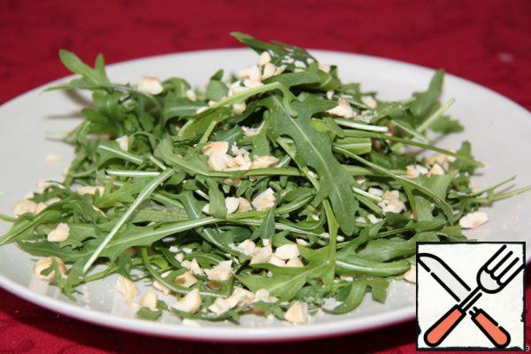Sprinkle the hazelnuts with arugula.