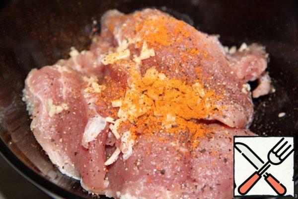 Marinate the tenderloin with garlic, red sweet pepper and salt.