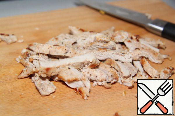 5 pieces of ready-made meat are put aside, the rest are finely cut.