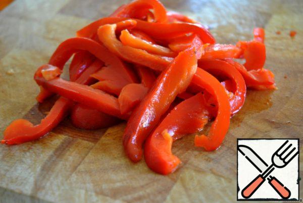 Remove the skin from the pepper with your hands or paper kitchen towels. Cut the pepper, remove the seeds and cut into thin strips.
