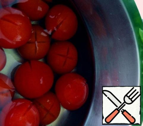 Cut the tomatoes crosswise and pour boiling water over them. Hold for 1 minute. Remove the skin.