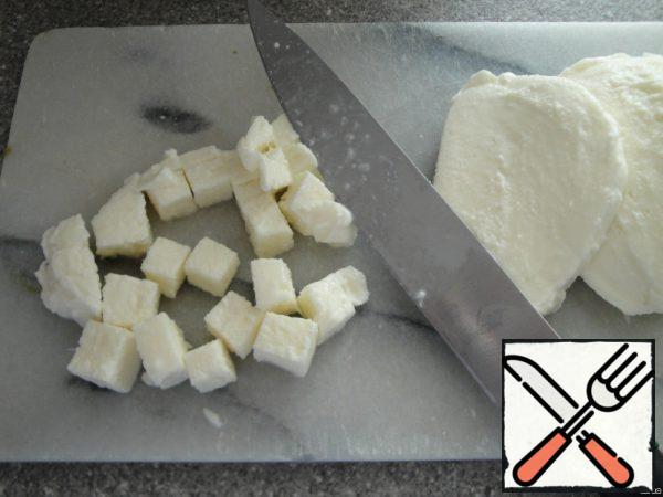 Slice the mozzarella. Fry the nuts in a dry pan.