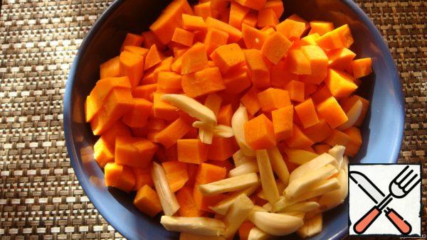 Put the carrots and garlic in a saucepan, bring to a boil and cook for 10-12 minutes.
From cooking ,the "evil" taste and sharp smell of garlic go away, leaving a piquancy.