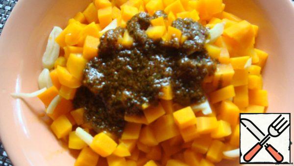 Pour the carrots and garlic in a deep bowl. Mix well.
Pour out all the seasoning: it will be completely absorbed.