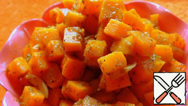 Peel the carrots and cut them into cubes.
Peel the garlic, cut the slices into large slices.