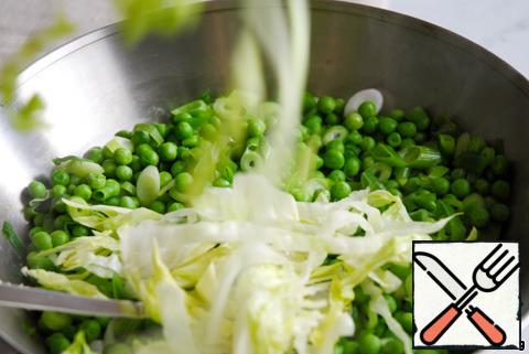 Wash the lettuce leaves, dry it and chop it not too thinly. Add to a saucepan and, stirring, let it simmer for half a minute or a minute. The salad should partially soften, and partially remain crispy.
If you use Peking cabbage, then start cooking it at the same time as the peas.