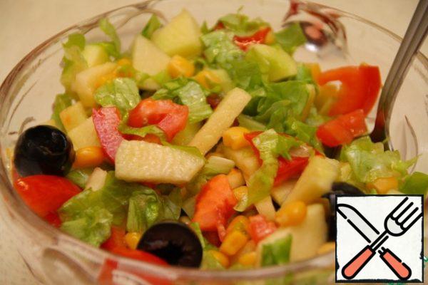 Season the salad with olive oil, vinegar and salt. Taste it: the combination of sour-sweet and salty should be balanced. If necessary, add a little salt or vinegar for sourness.
