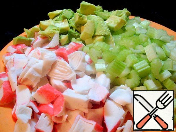 Rather coarsely chop the celery and crab meat.
We fill the salad according to your taste and depending on the severity of the diet - with natural yogurt, low-fat kefir or sour cream with a small percentage of fat content. Salt to taste and as desired.