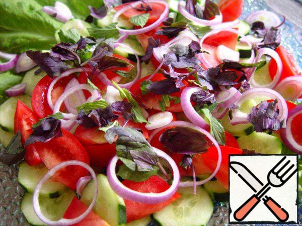 We cut cucumbers and onions in circles, tomatoes-in slices, pick greens or cut them coarsely, put it all in a salad bowl.