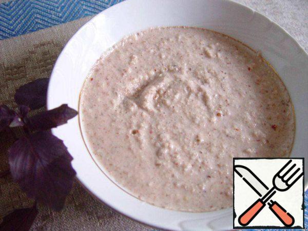 Nuts, salt, garlic and pepper (I took a large-ground hot red pepper on the tip of a knife) are ground in a blender, put in a bowl, add 1 or 2 tablespoons of wine vinegar (as much as you like) and dilute with water to the thickness of sour cream so that you can pour the salad, but not too liquid, try for salt.
