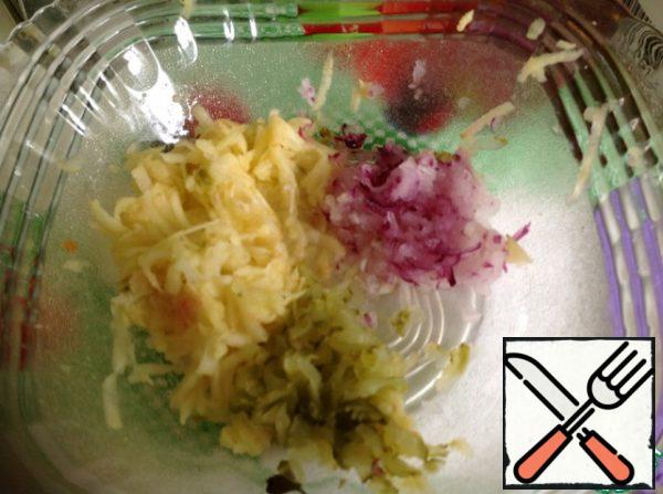 Peel the apple and grate it on a coarse grater, and do the same with the cucumbers and onions.
