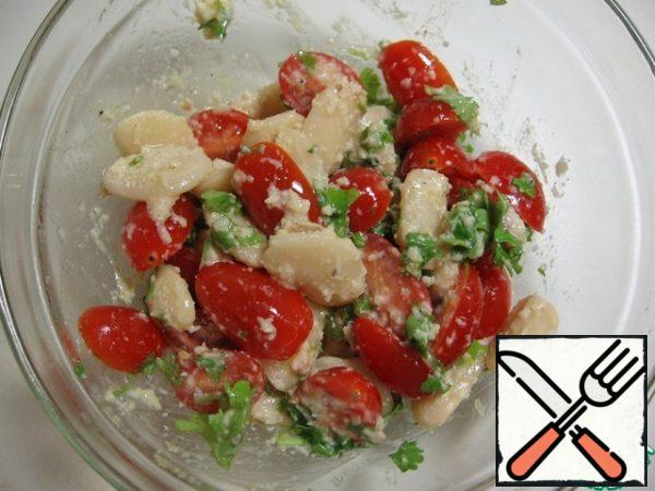 Add the remaining oil, tomatoes and parsley to the beans in the previous step. Once again, gently mix.