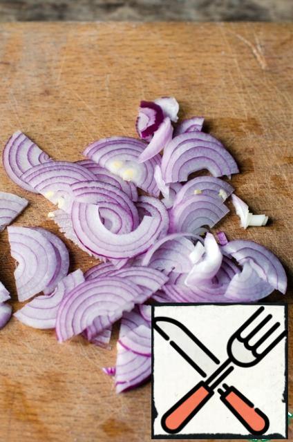 Cut the onion into half rings.