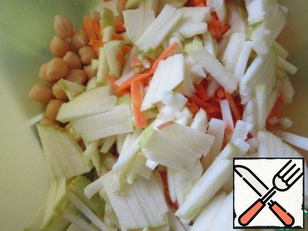 Cut the carrots and apples into strips. Add to a cup of chickpeas.